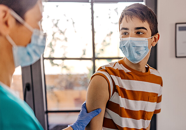 У Міністерстві охорони здоров'я дозволили вакцинувати від коронавірусу дітей. Фото: dailysceptic.org