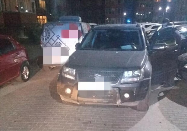 У Львові п’яний водій потрощив два припаркованих авто. Фото: facebook.com/lvivpolice