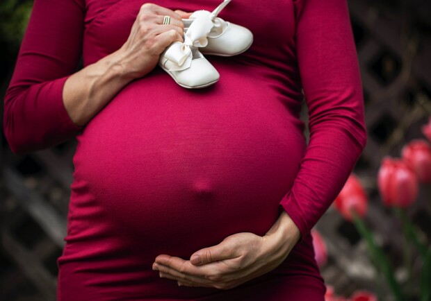 У львівській лікарні від ускладнень коронавірусу померла 23-річна вагітна жінка. Фото: pexels.com/Andre Furtado