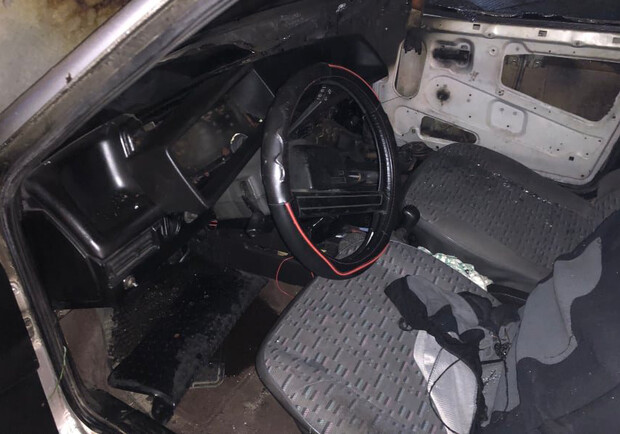 У Львові біля Стрийського парку горів автомобіль. Фото: lv.dsns.gov.ua
