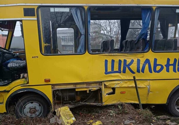 На Львівщині вантажівка в'їхала у шкільний автобус із дітьми. 