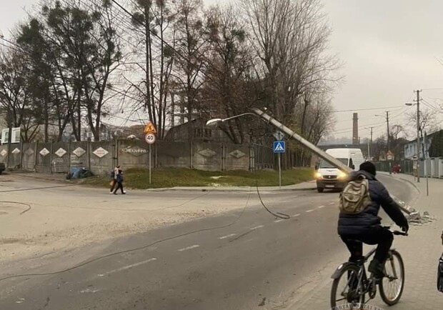 У Львові електроопора розтрощила автомобіль. 