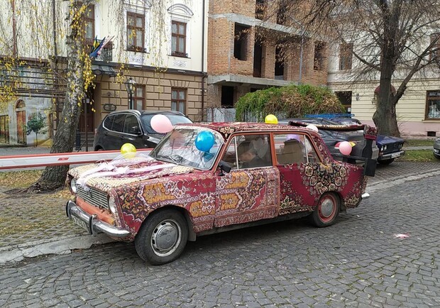 Львів’янин оббив свій автомобіль килимами 
