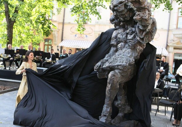 Петиція проти знесення скандальної скульптури Моцарту у Львові набрала пів тисячі голосів за добу 