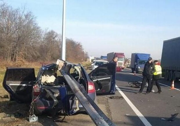 Біля Стрия автомобіль наштрикнувся на відбійник, водій загинув 
