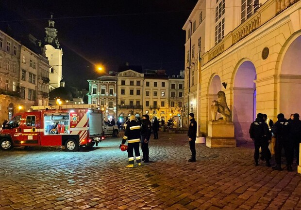 Невідомі підкинули у вбиральню львівської Ратуші гранату 