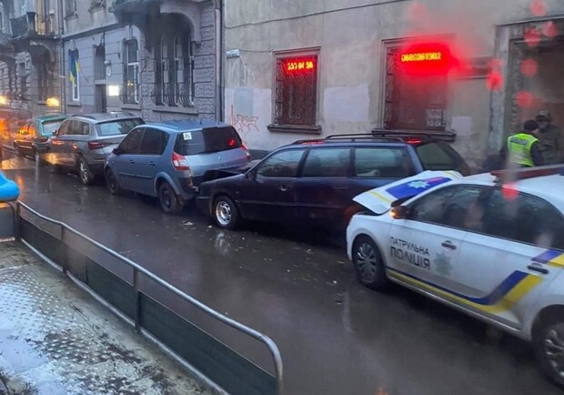 У Львові патрульні в'їхали у припарковані автомобілі 