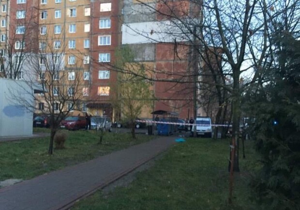 З багатоповерхівки у Львові випала і загинула молода жінка 