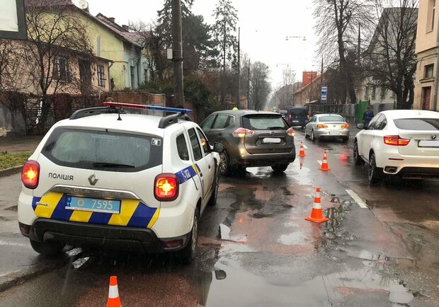 У Львові 29 листопада на вулиці Антоновича автомобіль збив жінку 