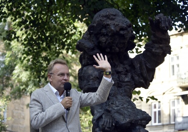 Львівські депутати вирішили, що робити зі скандальною скульптурою Моцарта 