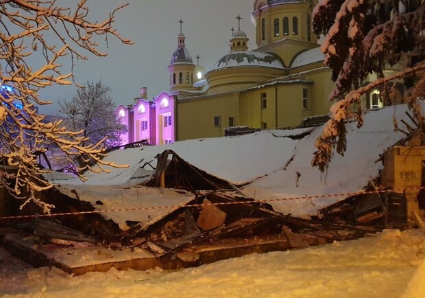 У Львові сильний снігопад зруйнував будинок 