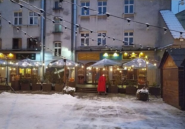 Напередодні зимових свят Львів масово прикрасять різдвяними «павуками» 