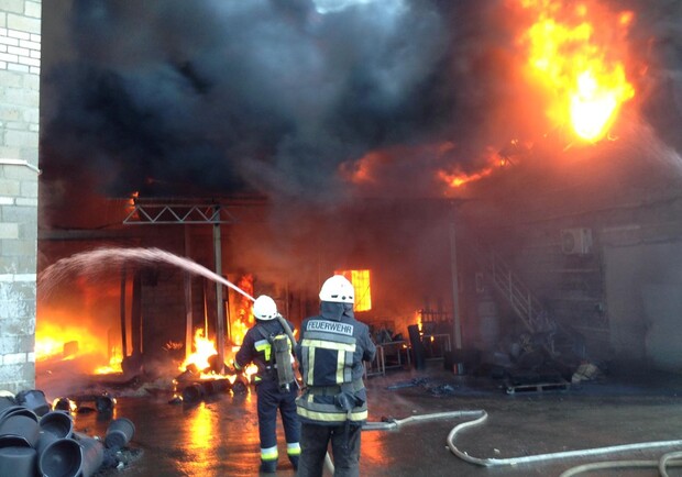 Вночі у Львові сталась пожежа на території заводу 