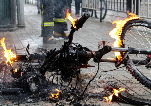 В центрі Львова на ходу загорівся електровелосипед 