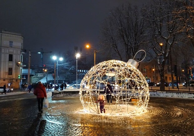 У центрі Львова встановили казкові новорічні інсталяції з ілюмінацією 
