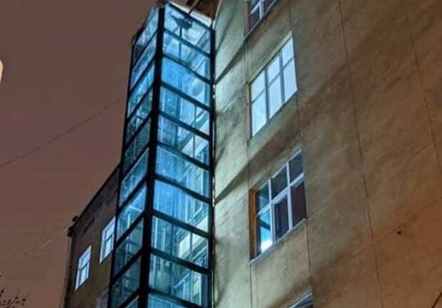 У поліклініці на Чупринки встановили зовнішній прозорий ліфт 