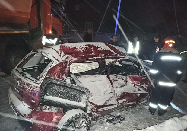 Неподалік Львова вантажівка зіткнулася з легковим автомобілем 