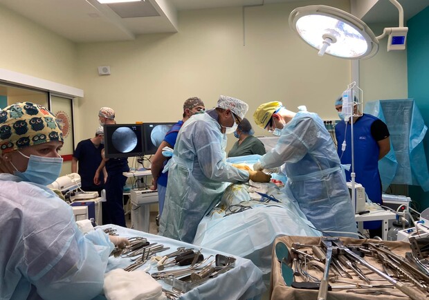 Львівські лікарі прооперували 58-річного чоловіка, у якого ноги відділилися від хребта 