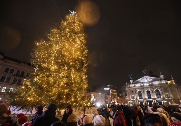 У Львові засвітили головну новорічну ялинку 