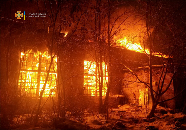Пів сотні рятувальників близько чотирьох годин гасили пожежу на території заводу у Львові 