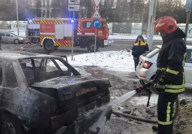 У Львові на Майорівці ущент згорів автомобіль 