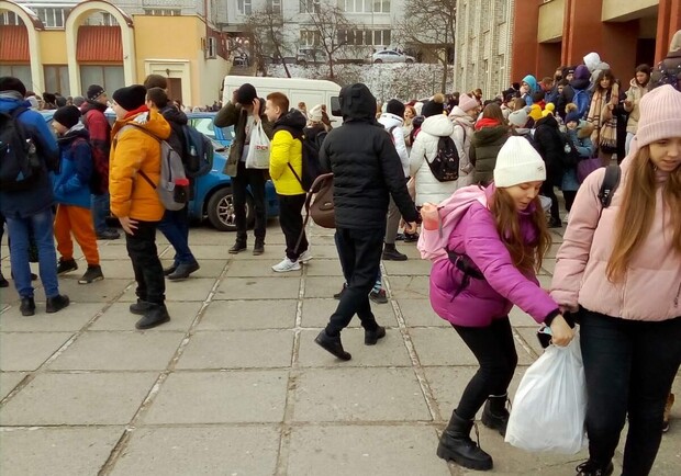 Через небезпеку вибуху надзвичайники евакуювали учнів львівської школи 