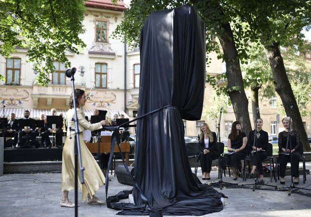 Львів'янин зареєстрував петицію про встановлення біля скульптури Моцарта пам'ятника власнику першого приватного туалету 