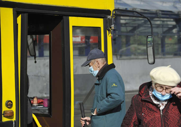 Із 13 січня пільговики не зможуть їздити у львівському громадському транспорті без «Леокарт» 