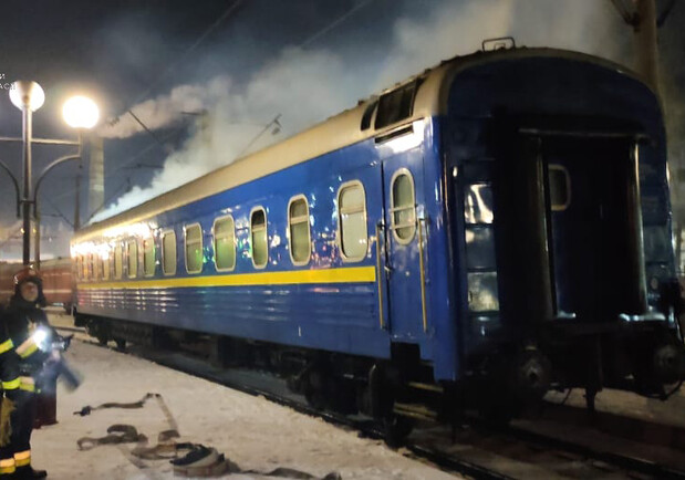 На залізничному вокзалі Львова загорівся вагон пасажирського поїзда 