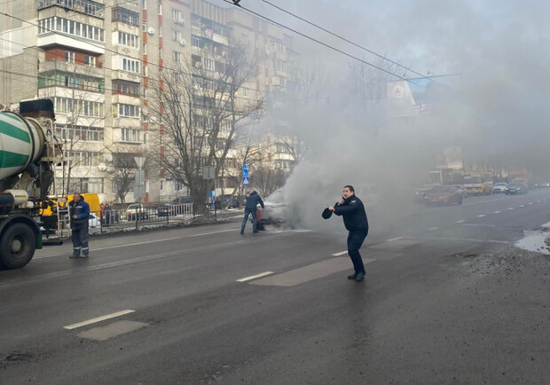 У Львові на вулиці Городоцькій посеред дороги загорівся автомобіль 