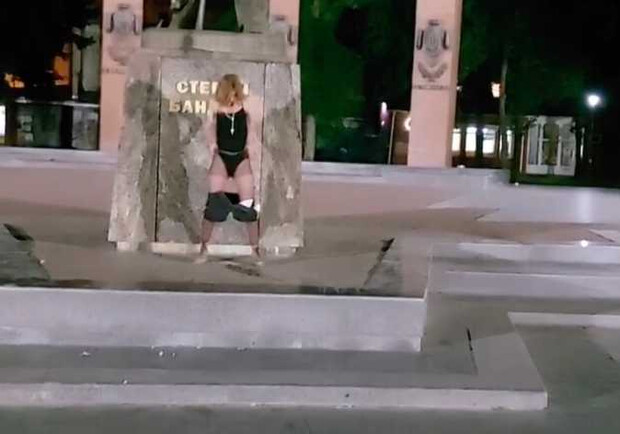 У Львові дівчина демонстративно справила нужду під пам’ятником Степану Бандері й опублікувала відео 