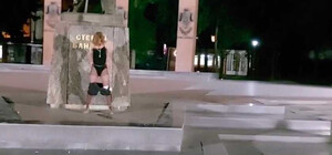 У Львові дівчина демонстративно справила нужду під пам’ятником Степану Бандері й опублікувала відео 