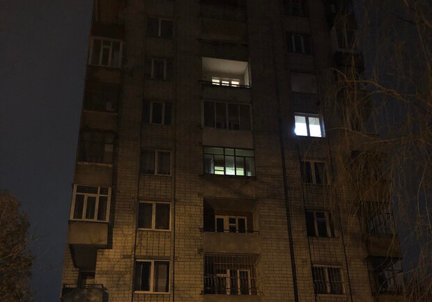 У Львові з вікна четвертого поверху випав 20-річний хлопець 