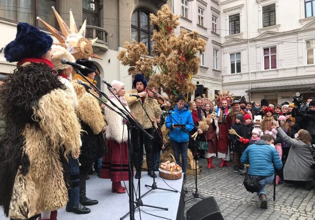 У Львові традиційно встановили Різдвяного Дідуха 