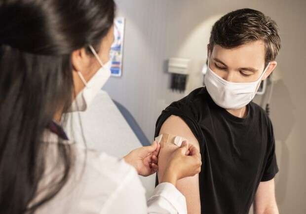 В Україні дозволили вводити бустерну дозу вакцини від коронавірусу 