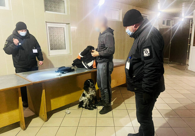 Львівські прикордонники затримали туриста з марихуаною в трусах 