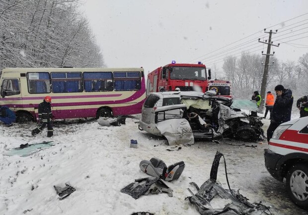 В ДТП маршрутки та легковика неподалік Львова постраждали семеро людей 