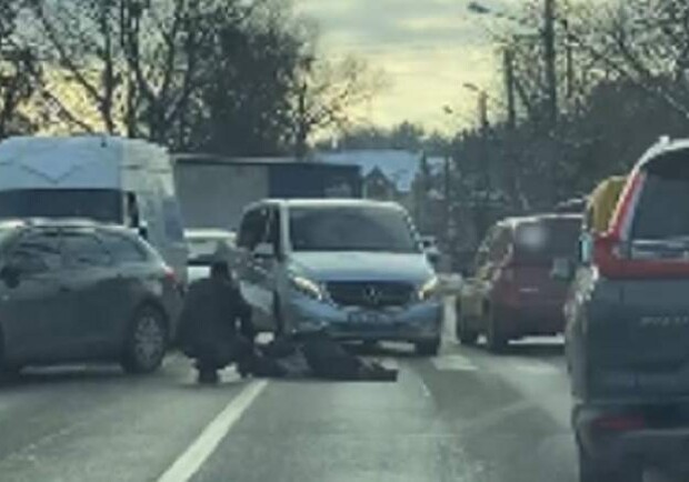 На пішохідному переході у Шевченківському районі Львова автомобіль збив жінку 
