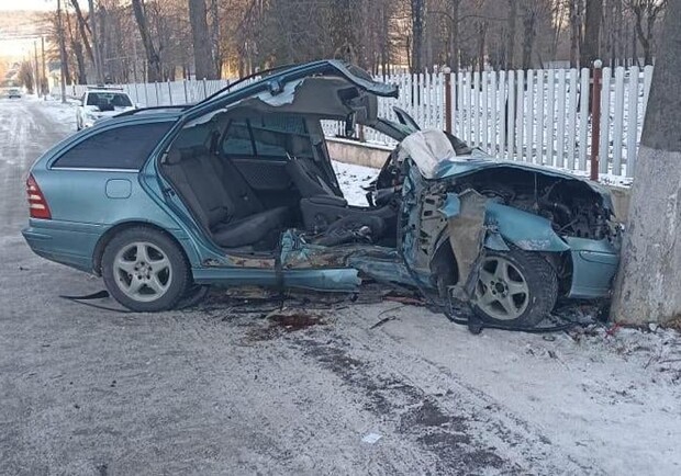 У Дрогобицькому районі п’яний водій автомобіля Mercedes врізався в електроопору 