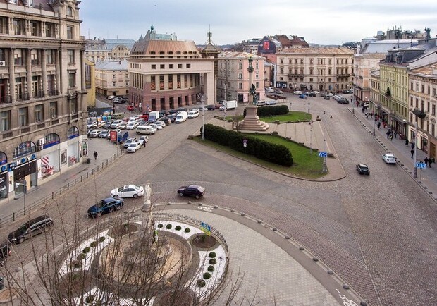 У центрі Львова виставили на продаж «будинок-унітаз» 