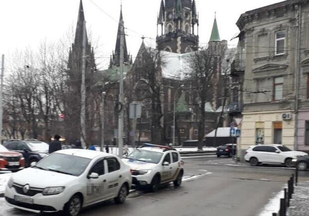 Біля храму Ольги і Єлизавети іноземець за кермом «Рено» збив львів'янку 