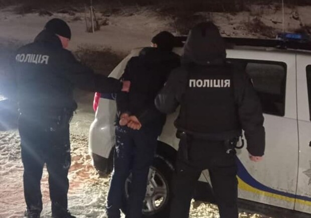 У Львові чоловік вдерся до квартири знайомої, зірвав із її шиї золотий ланцюжок і втік 