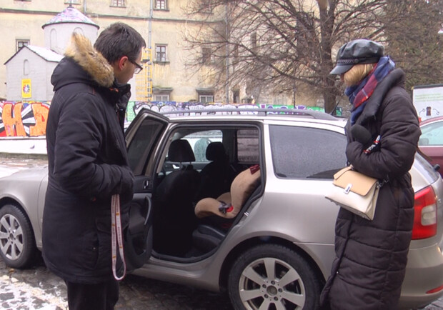 У центрі Львова на платній парковці злодій обікрав автомобіль 