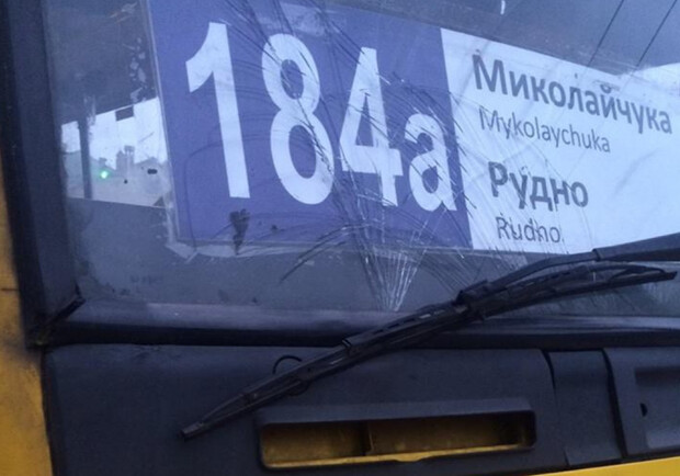 Водій львівської маршрутки відволікся на телефон і потрапив у потрійну аварію (відео) 