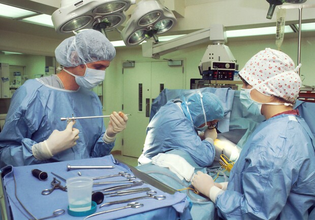 Львівські лікарі витягли зі шлунку 26-річного чоловіка кулькову ручку, яку той проковтнув на спір 
