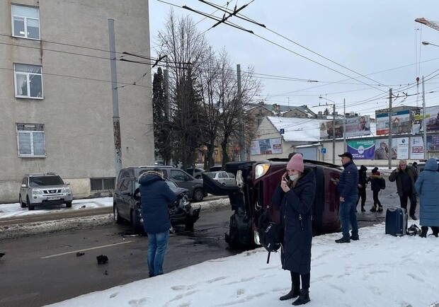 Біля «Скрині» у Львові сталася масова ДТП за участі поліції 