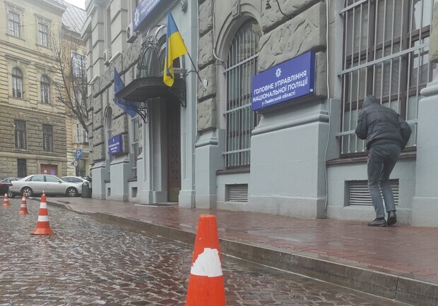 Львівська поліція відмовилась від конусів «ГУНП», які унеможливлювали паркування біля установи 