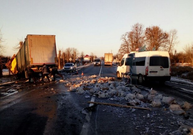Через зіткнення двох вантажівок дорогу у Запитові залило горілкою, рух ускладнений 