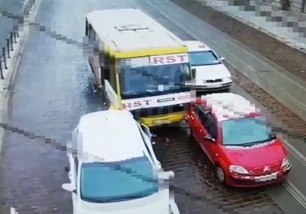 Водія львівської маршрутки оштрафували за ДТП з двома автомобілями 