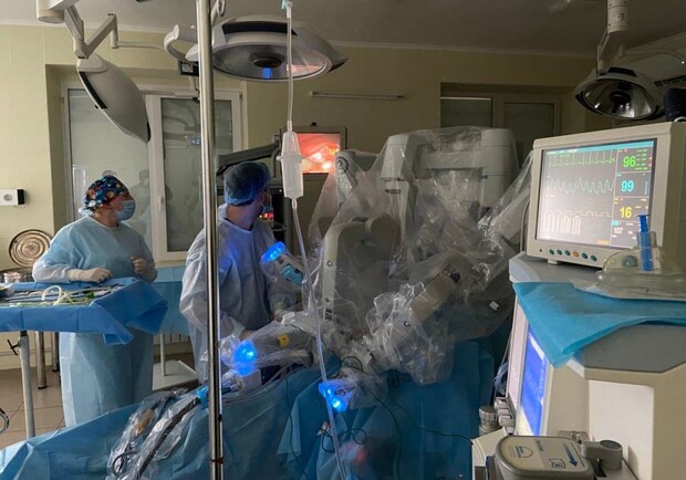 Львівські лікарі з роботом Da Vinci провели операцію 7-річній дівчинці 